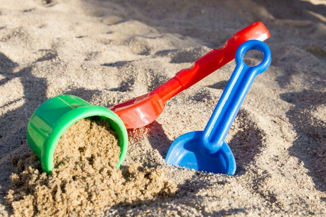 Legetøj i sandkassen